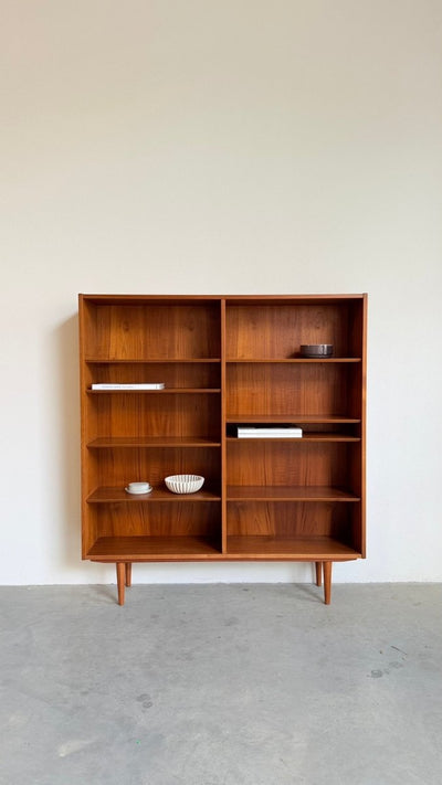 
                  
                    Vintage boekenkast Hundevad teak XL - LOUI
                  
                