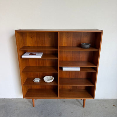 
                  
                    Vintage boekenkast Hundevad teak XL - LOUI
                  
                
