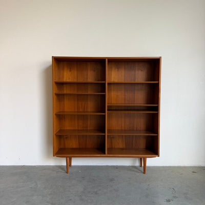 
                  
                    Vintage boekenkast Hundevad teak XL - LOUI
                  
                