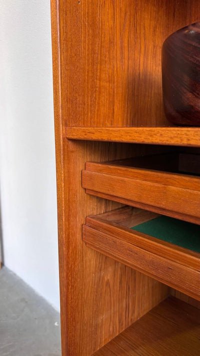 
                  
                    Vintage boekenkast klep teak 180cm - LOUI.STORE
                  
                