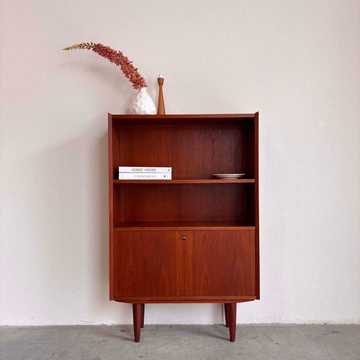 
                  
                    Vintage boekenkast klep teak - LOUI.STORE
                  
                