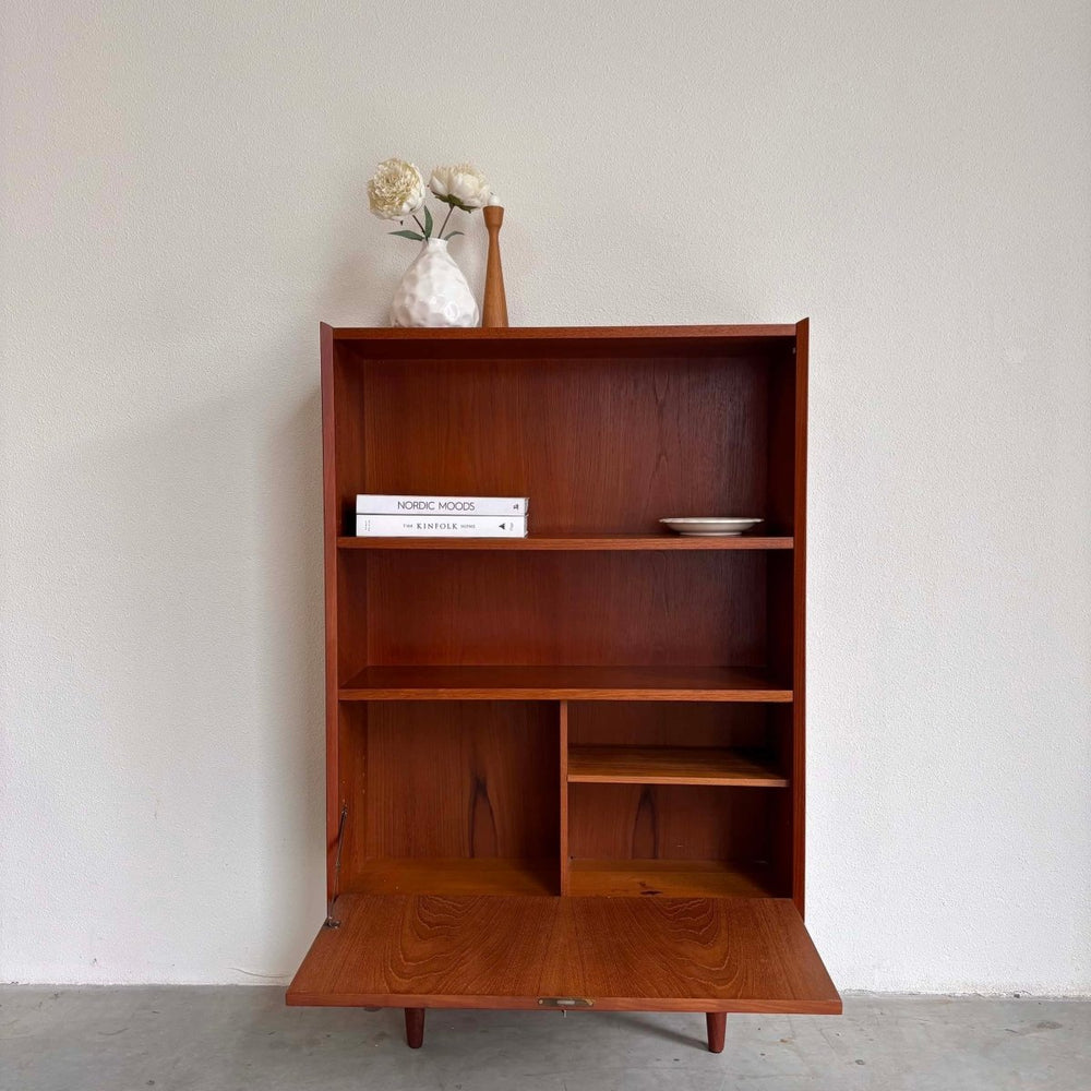 
                  
                    Vintage boekenkast klep teak - LOUI.STORE
                  
                