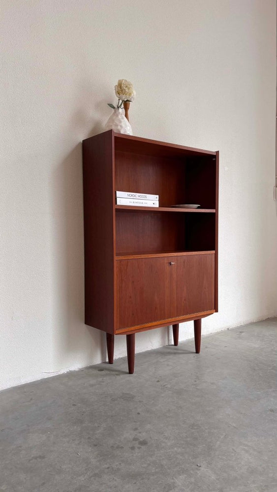 
                  
                    Vintage boekenkast klep teak - LOUI.STORE
                  
                