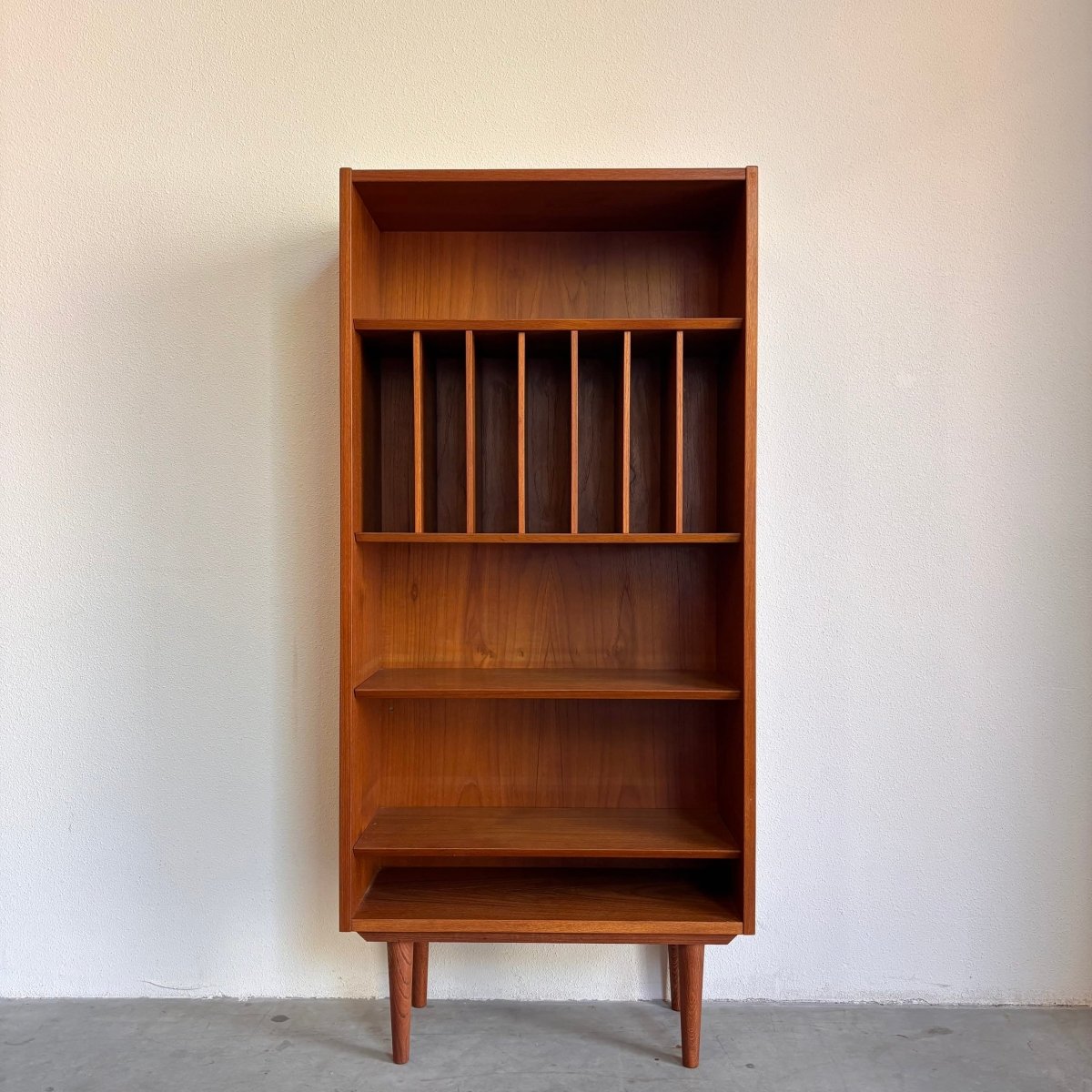 Vintage boekenkast lp vakken - LOUI.STORE