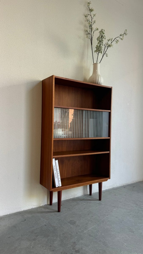 
                  
                    Vintage boekenkast met glazen deurtjes teak - LOUI.STORE
                  
                