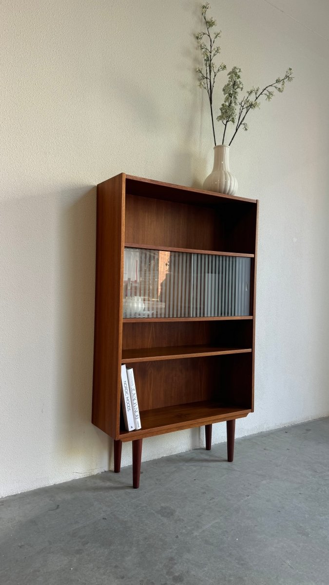 
                  
                    Vintage boekenkast met glazen deurtjes teak - LOUI.STORE
                  
                