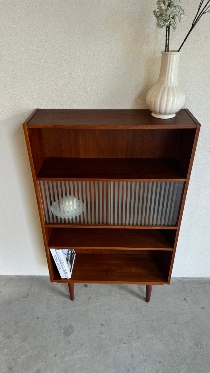 
                  
                    Vintage boekenkast met glazen deurtjes teak - LOUI.STORE
                  
                
