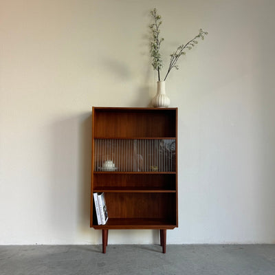 Vintage boekenkast met glazen deurtjes teak - LOUI.STORE