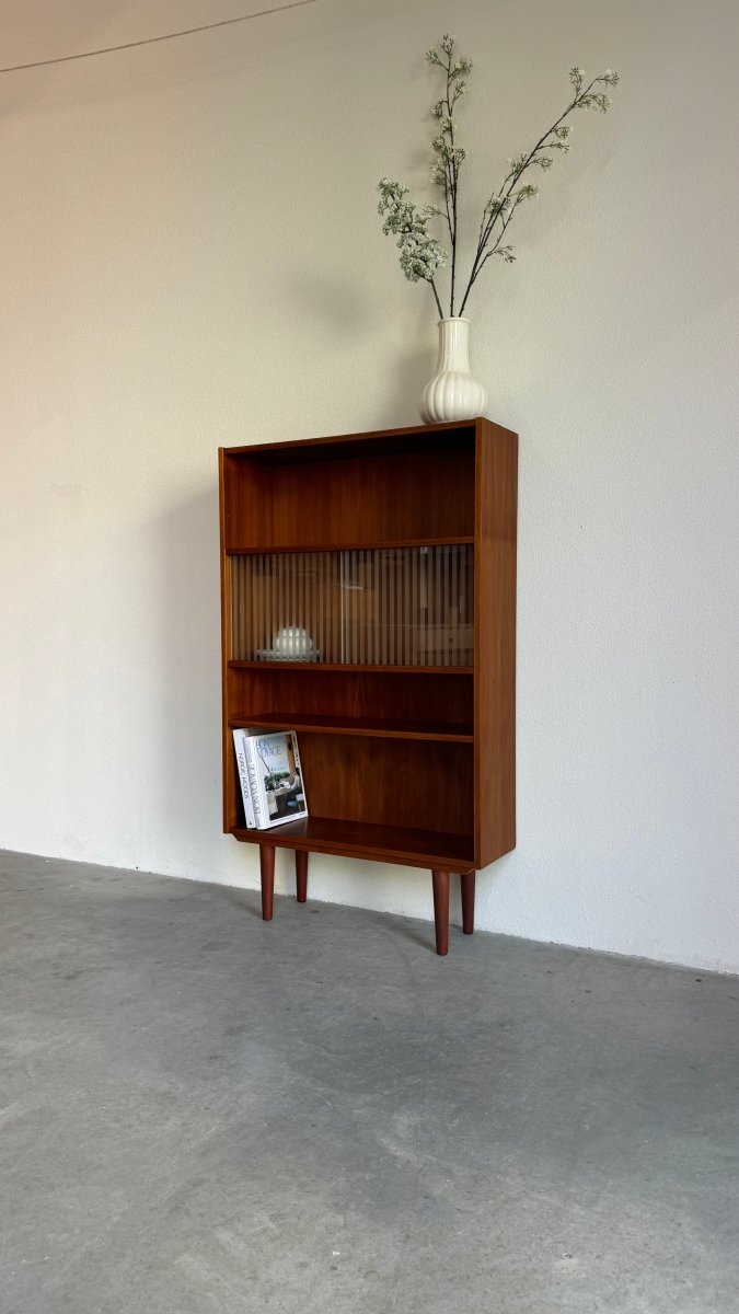 
                  
                    Vintage boekenkast met glazen deurtjes teak - LOUI.STORE
                  
                