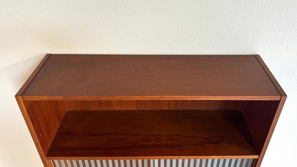 
                  
                    Vintage boekenkast met glazen deurtjes teak - LOUI.STORE
                  
                