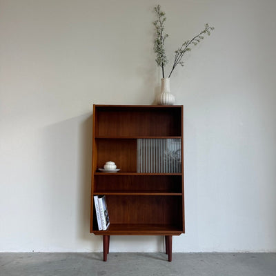 Vintage boekenkast met glazen deurtjes teak - LOUI.STORE