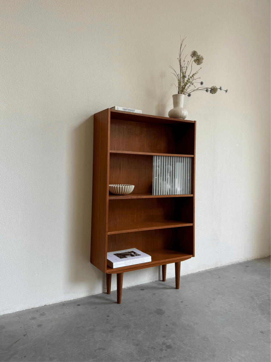 Vintage boekenkast met glazen schuifdeurtjes teak - LOUI.STORE