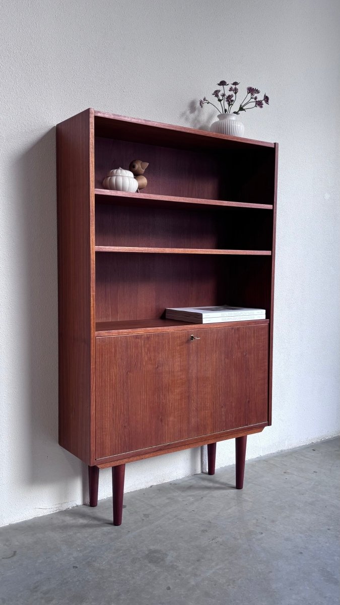
                  
                    Vintage boekenkast met klep - LOUI.STORE
                  
                