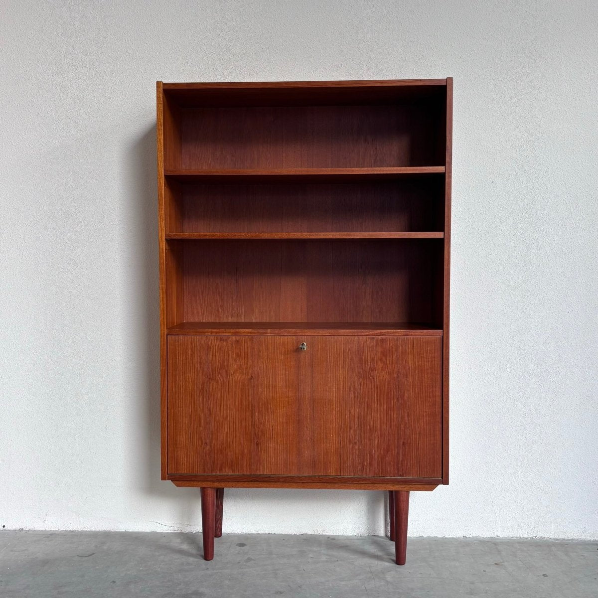 
                  
                    Vintage boekenkast met klep - LOUI.STORE
                  
                