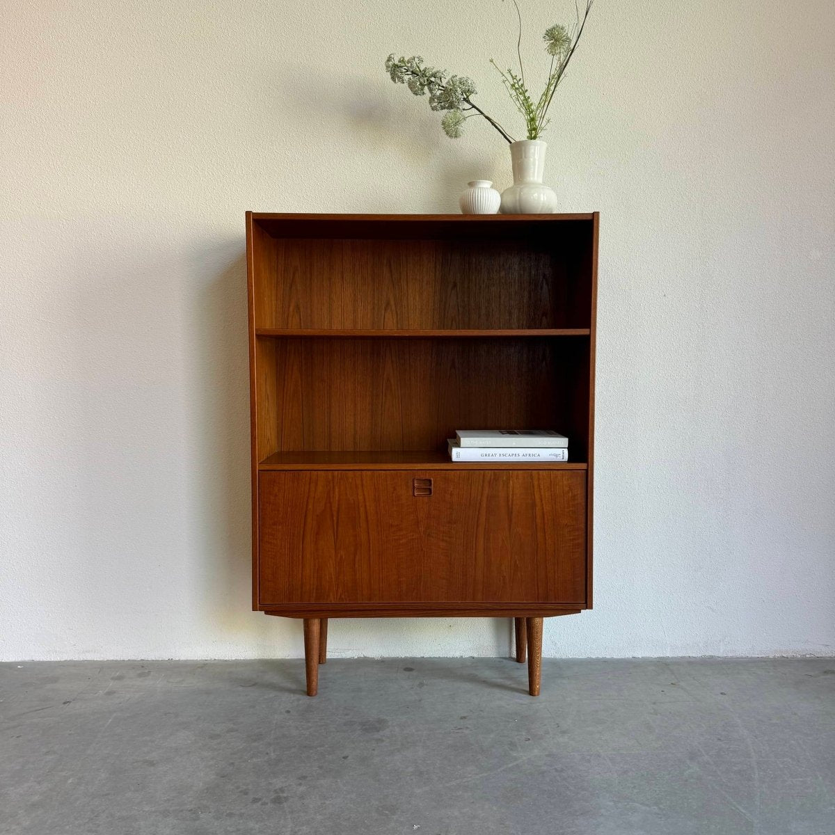 Vintage boekenkast met klep teak - LOUI.STORE