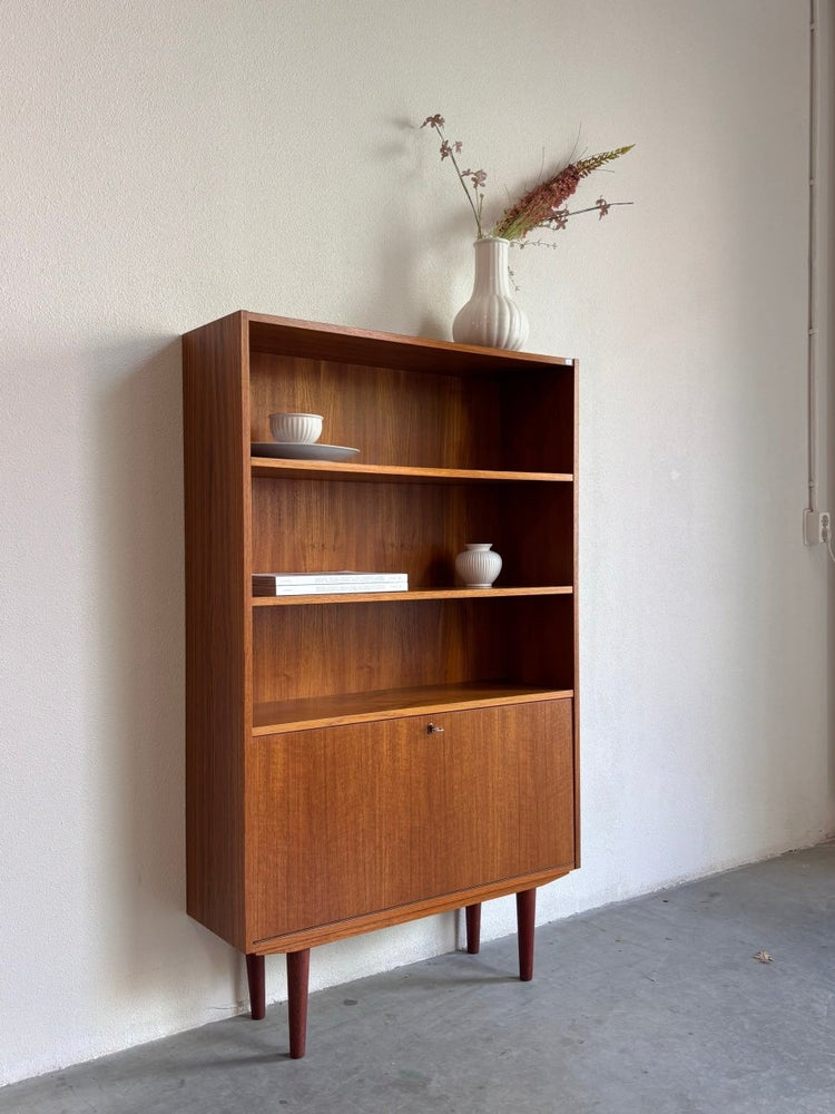 
                  
                    Vintage boekenkast met klep teak - LOUI.STORE
                  
                