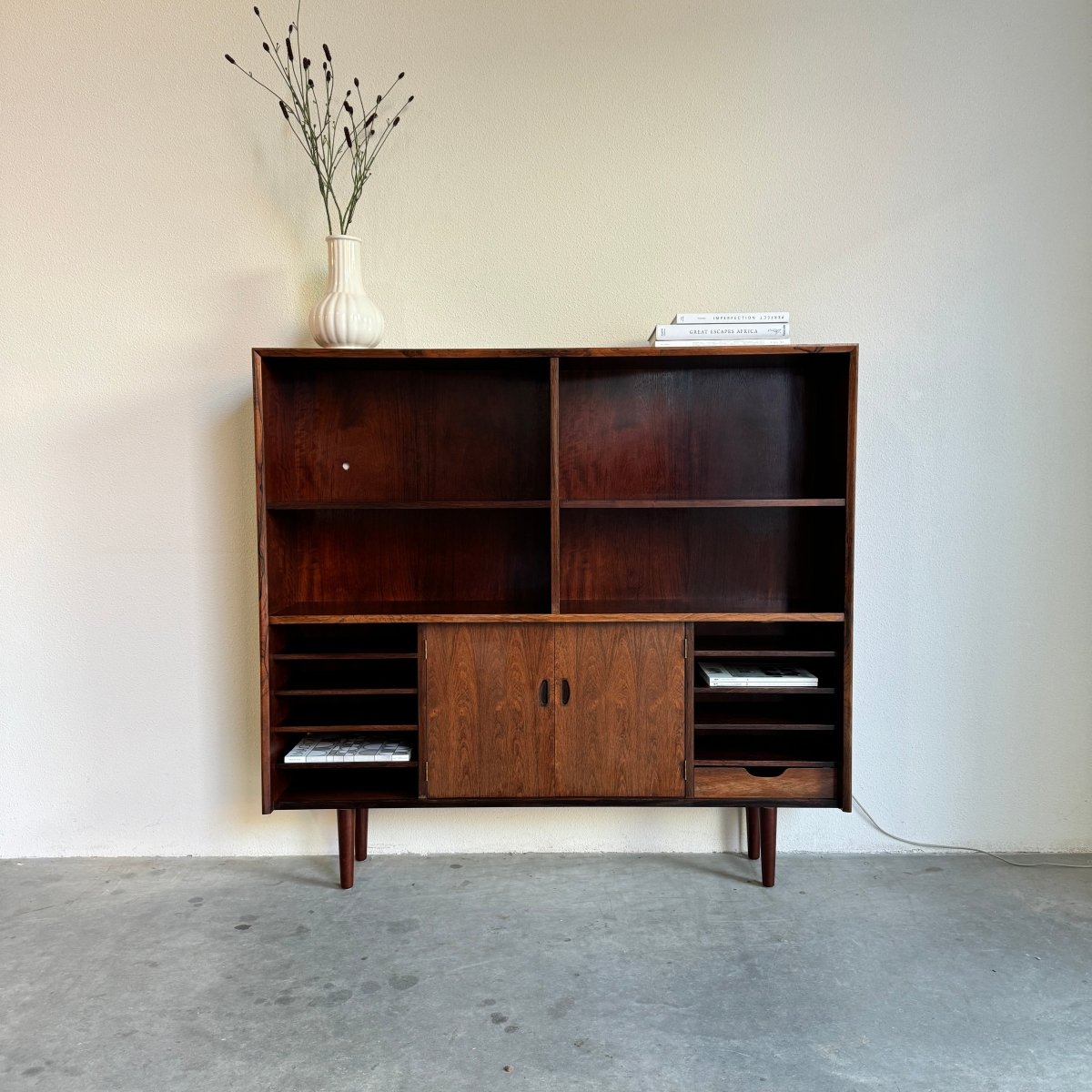 Vintage boekenkast met licht en bar - palissander - LOUI.STORE