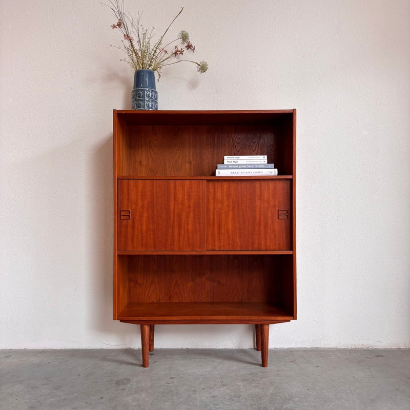 Vintage boekenkast met schuifdeurtjes - LOUI.STORE