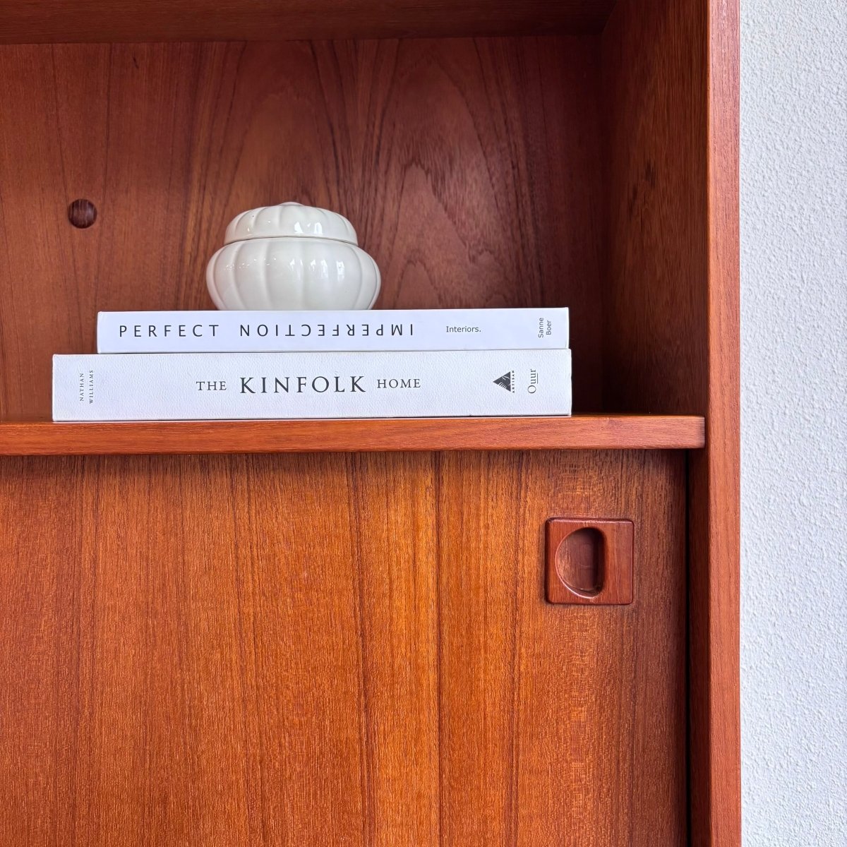 Vintage boekenkast met schuifdeurtjes - LOUI.STORE