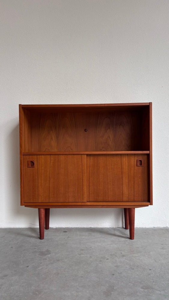 
                  
                    Vintage boekenkast met schuifdeurtjes - LOUI.STORE
                  
                