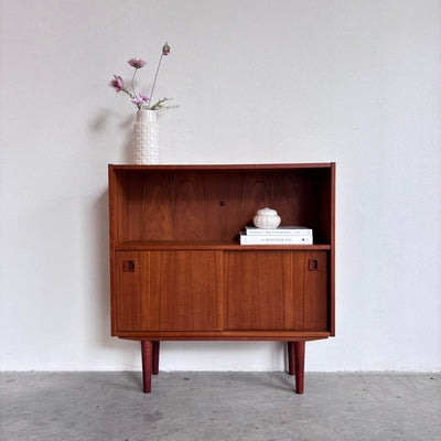 Vintage boekenkast met schuifdeurtjes - LOUI.STORE