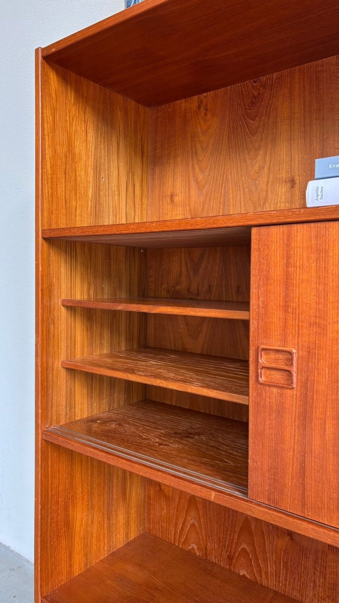 
                  
                    Vintage boekenkast met schuifdeurtjes - LOUI.STORE
                  
                