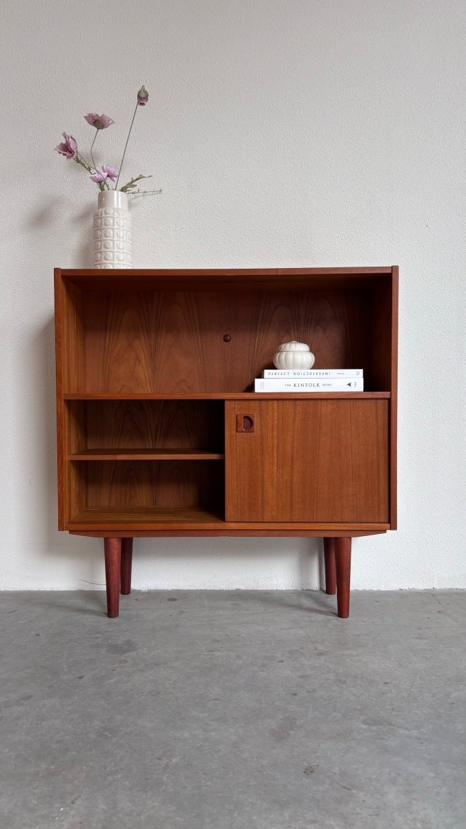 
                  
                    Vintage boekenkast met schuifdeurtjes - LOUI.STORE
                  
                