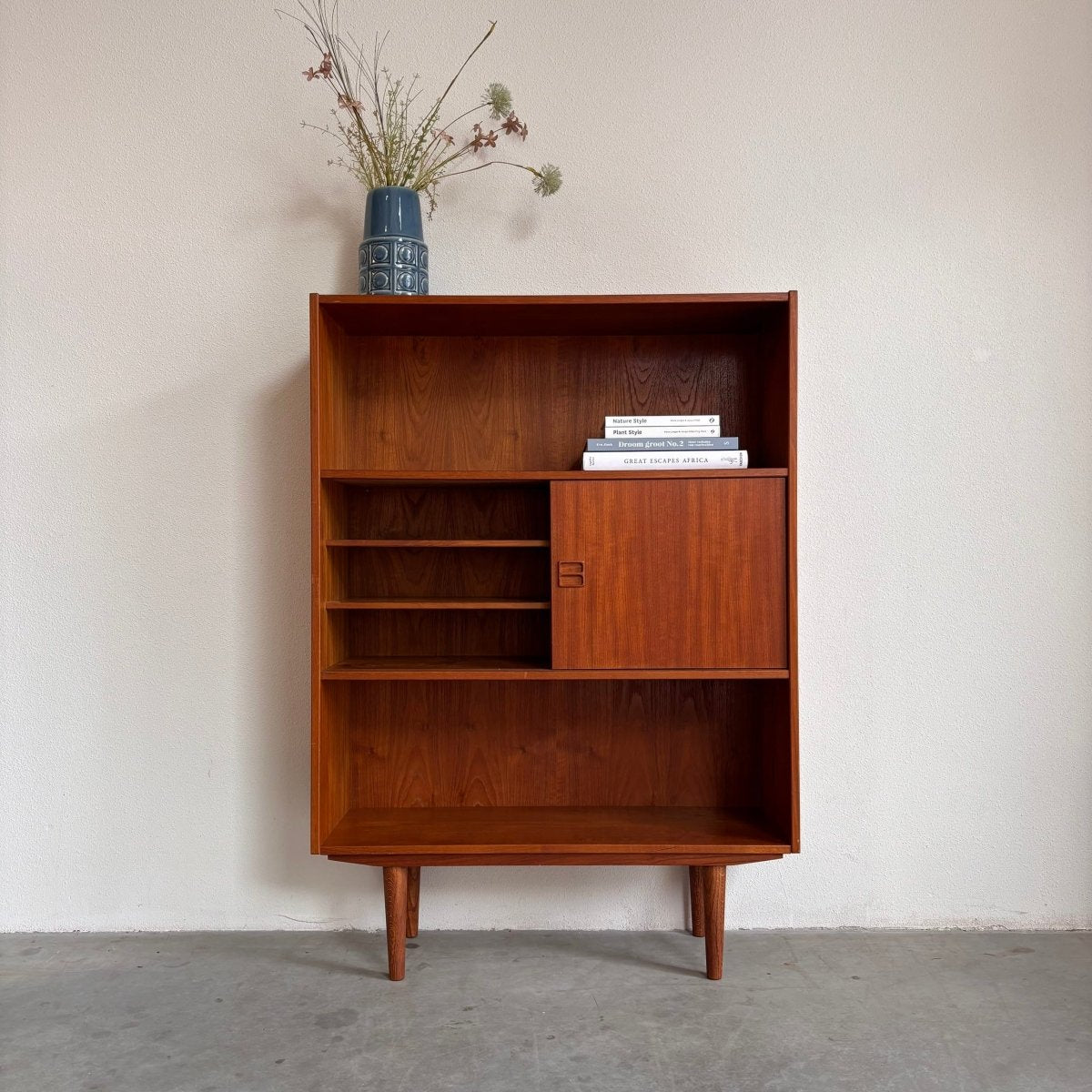 
                  
                    Vintage boekenkast met schuifdeurtjes - LOUI.STORE
                  
                