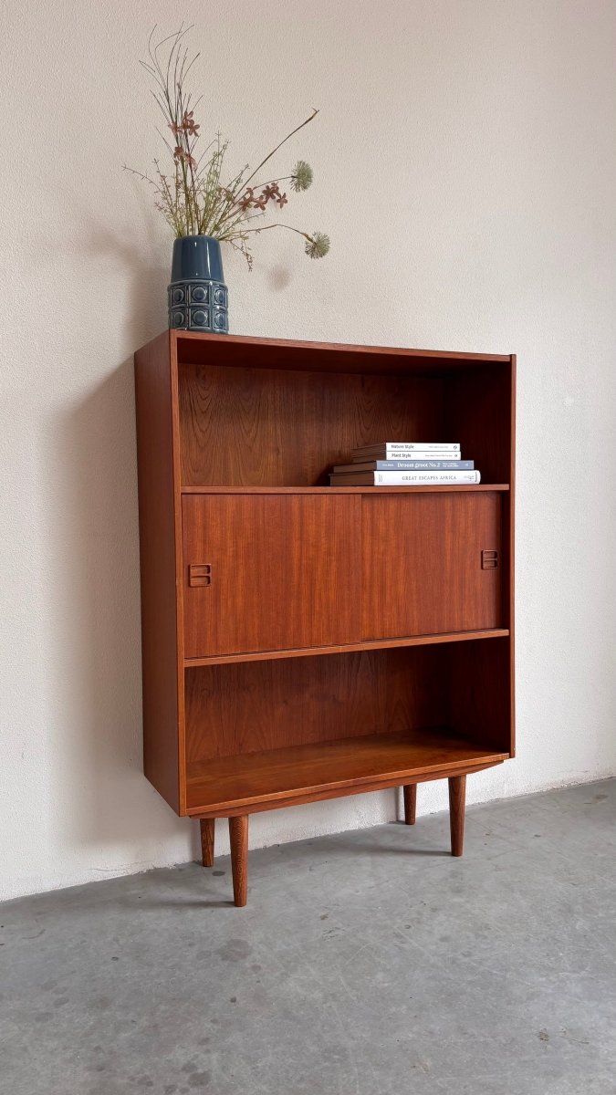
                  
                    Vintage boekenkast met schuifdeurtjes - LOUI.STORE
                  
                