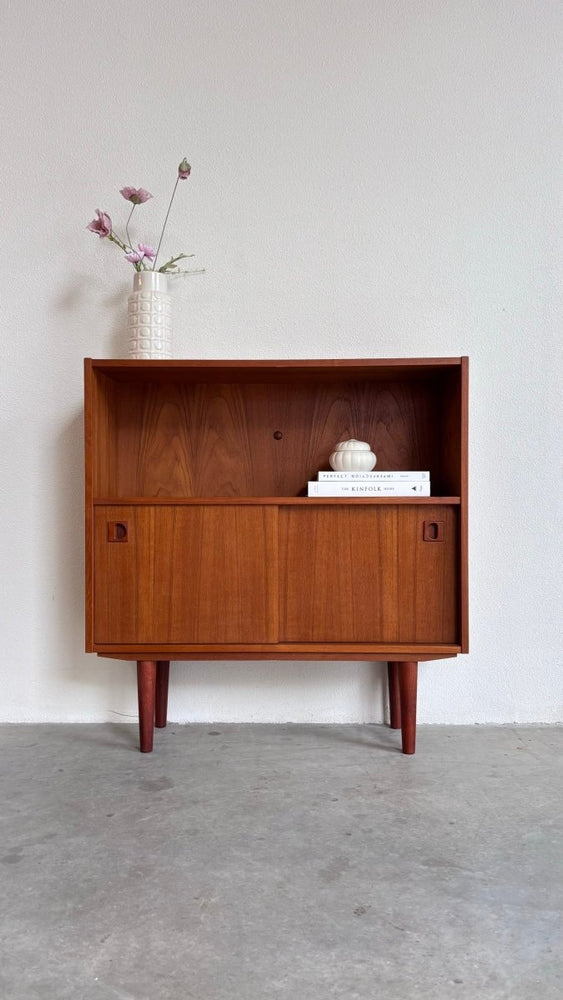
                  
                    Vintage boekenkast met schuifdeurtjes - LOUI.STORE
                  
                