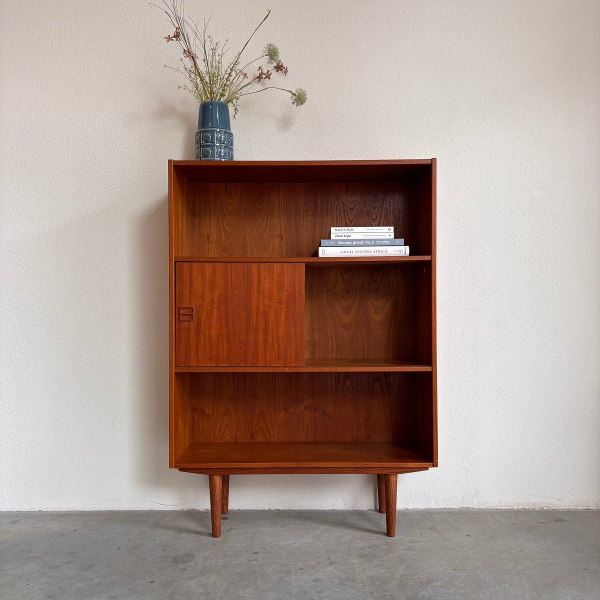 
                  
                    Vintage boekenkast met schuifdeurtjes - LOUI.STORE
                  
                