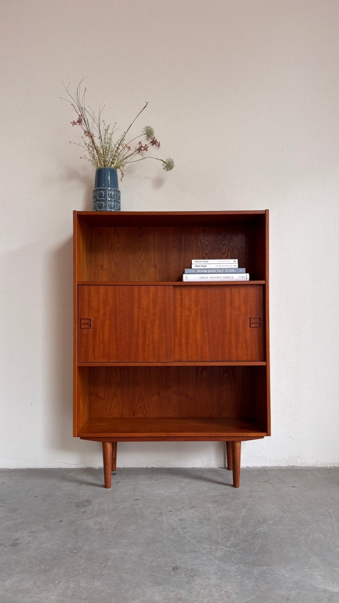 
                  
                    Vintage boekenkast met schuifdeurtjes - LOUI.STORE
                  
                