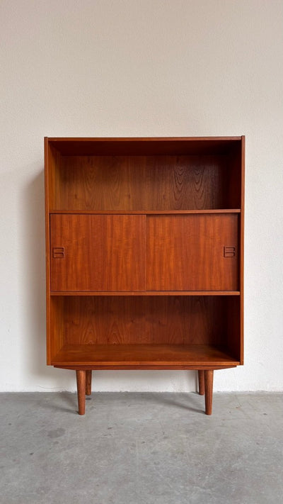 
                  
                    Vintage boekenkast met schuifdeurtjes - LOUI.STORE
                  
                