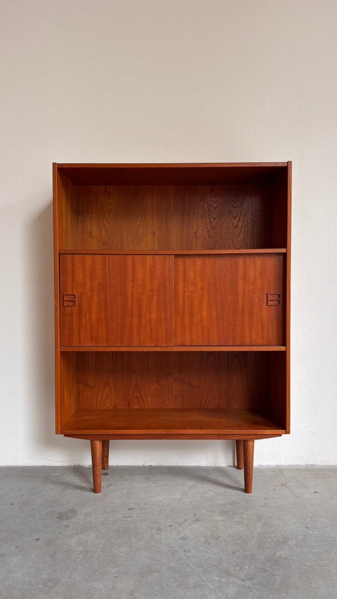 
                  
                    Vintage boekenkast met schuifdeurtjes - LOUI.STORE
                  
                