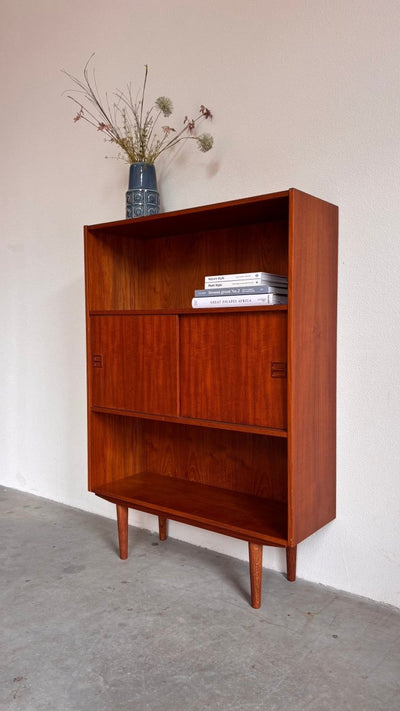 
                  
                    Vintage boekenkast met schuifdeurtjes - LOUI.STORE
                  
                