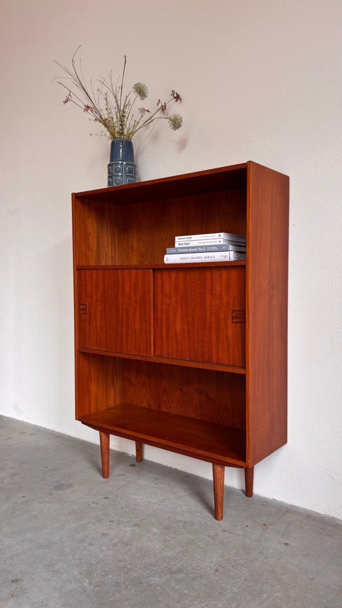 
                  
                    Vintage boekenkast met schuifdeurtjes - LOUI.STORE
                  
                