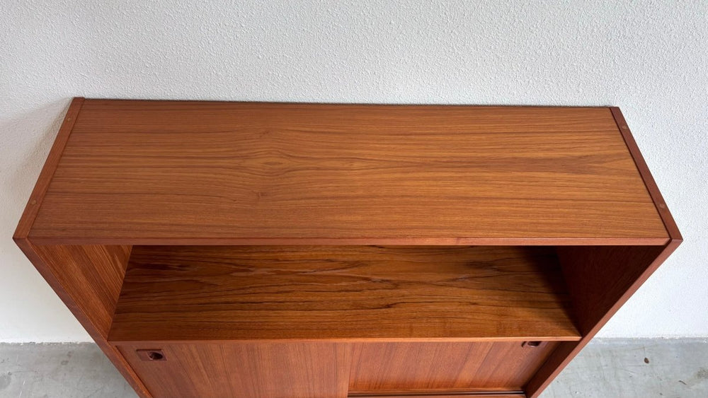 
                  
                    Vintage boekenkast met schuifdeurtjes - LOUI.STORE
                  
                