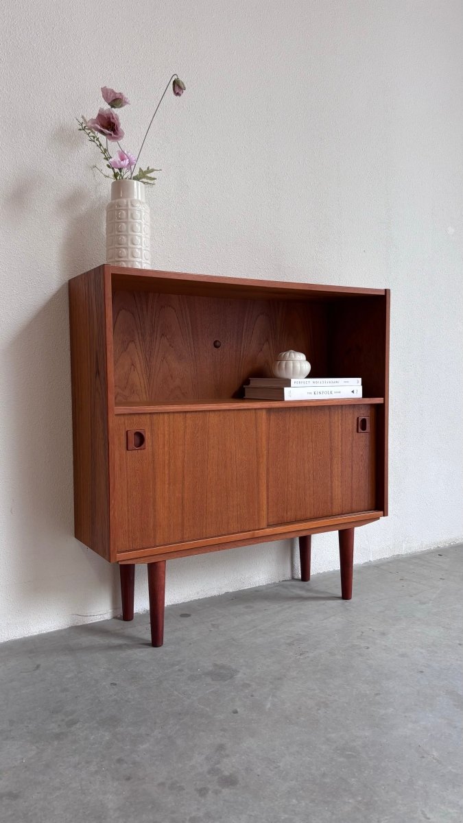 
                  
                    Vintage boekenkast met schuifdeurtjes - LOUI.STORE
                  
                