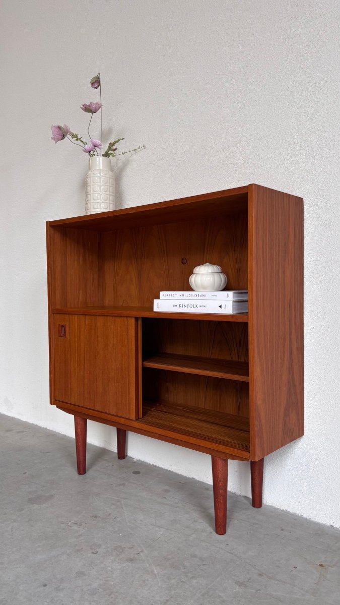 
                  
                    Vintage boekenkast met schuifdeurtjes - LOUI.STORE
                  
                