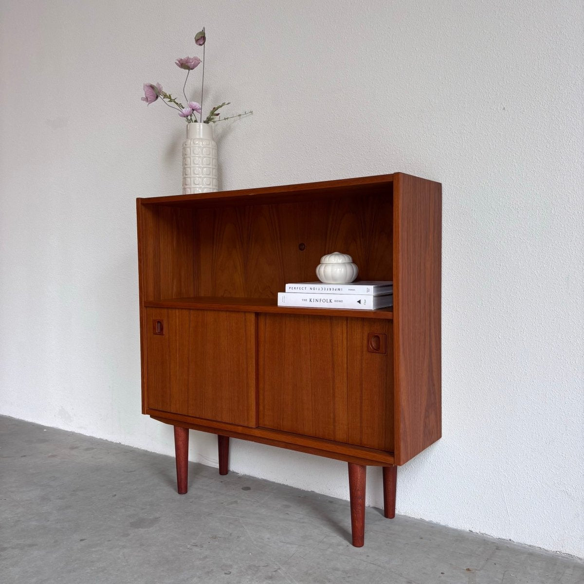 
                  
                    Vintage boekenkast met schuifdeurtjes - LOUI.STORE
                  
                