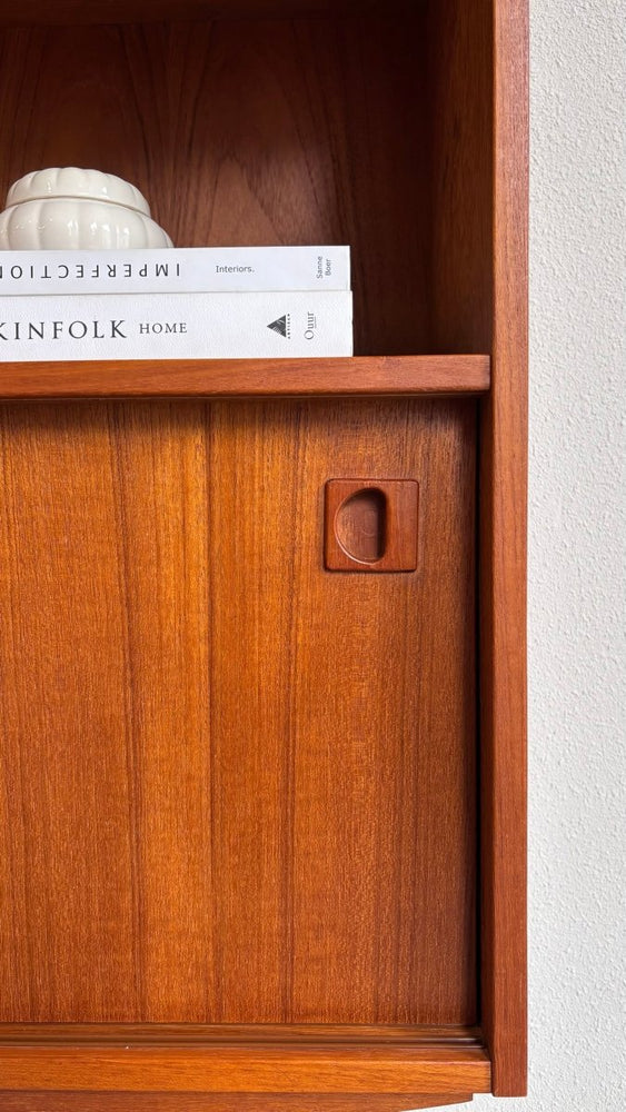 
                  
                    Vintage boekenkast met schuifdeurtjes - LOUI.STORE
                  
                
