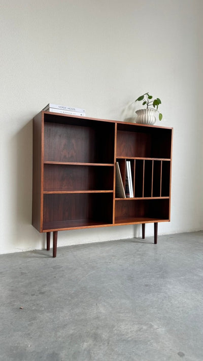 
                  
                    Vintage boekenkast met vinyl vakken palissander - LOUI.STORE
                  
                