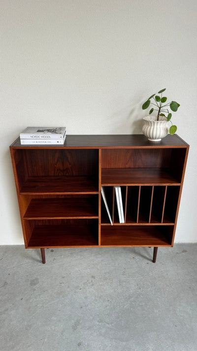 
                  
                    Vintage boekenkast met vinyl vakken palissander - LOUI.STORE
                  
                