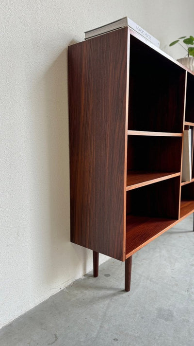 
                  
                    Vintage boekenkast met vinyl vakken palissander - LOUI.STORE
                  
                
