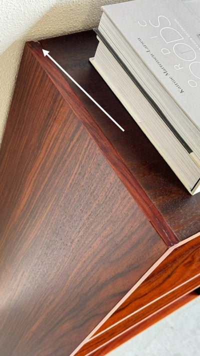 
                  
                    Vintage boekenkast met vinyl vakken palissander - LOUI.STORE
                  
                