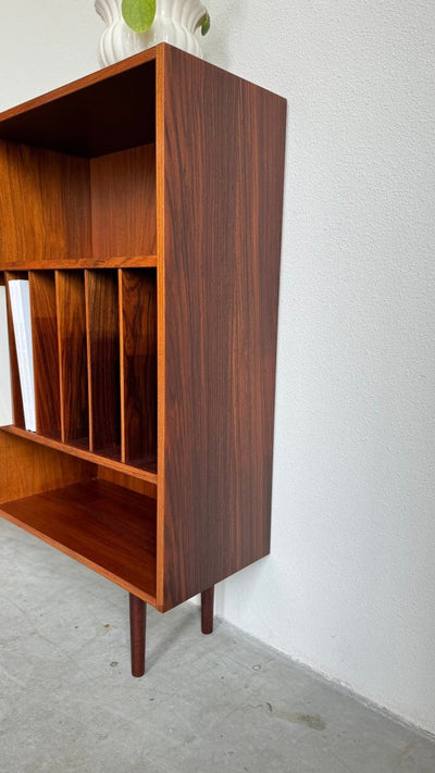 
                  
                    Vintage boekenkast met vinyl vakken palissander - LOUI.STORE
                  
                