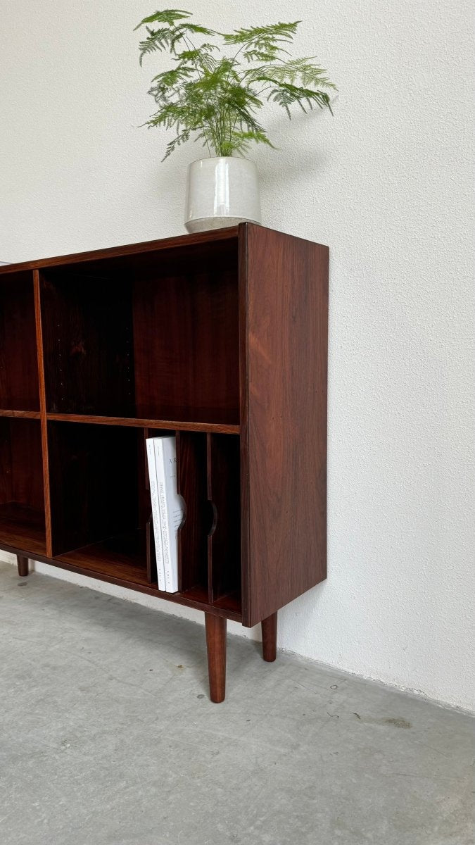 
                  
                    Vintage boekenkast palissander met vinyl compartment - LOUI.STORE
                  
                