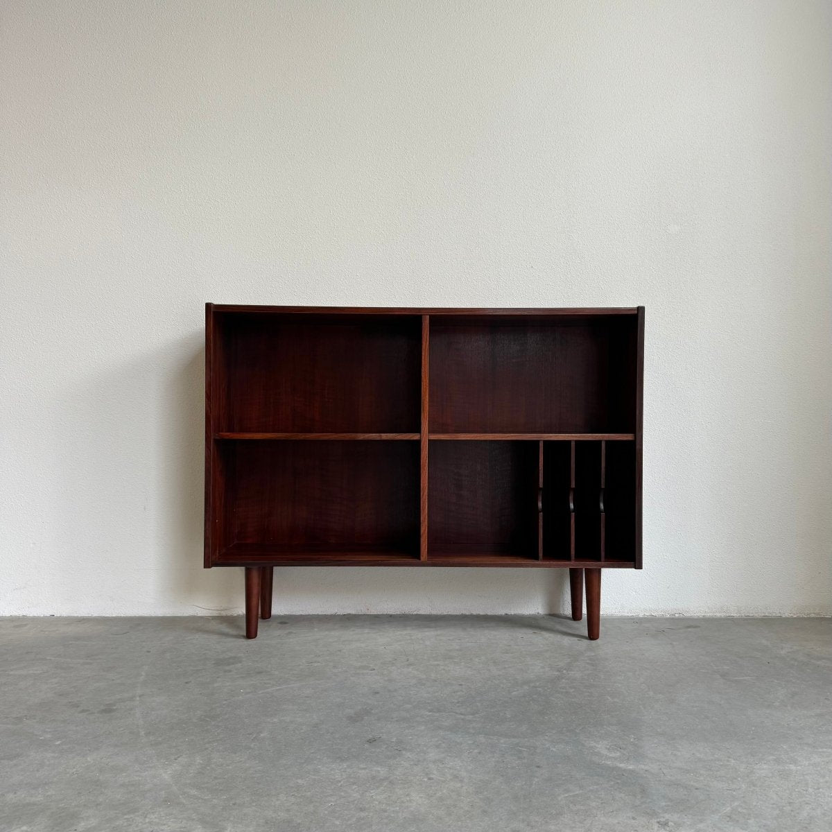 
                  
                    Vintage boekenkast palissander met vinyl compartment - LOUI.STORE
                  
                