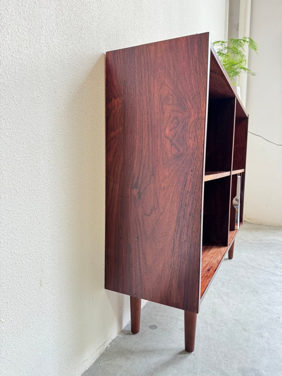 
                  
                    Vintage boekenkast palissander met vinyl compartment - LOUI.STORE
                  
                