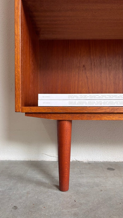 
                  
                    Vintage boekenkast schuifdeuren teak - LOUI.STORE
                  
                